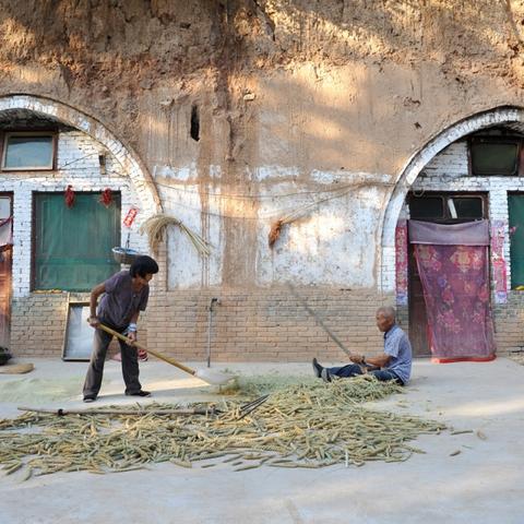 全球首款量产自平衡电动摩托车发布 美女撒手站车上也不倒 全球首款量产自平衡电动摩托车发布 美女撒手站车上也不倒