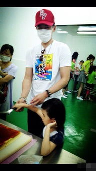 加拿大歌手户外如厕被拍引关注 女友在一旁望风