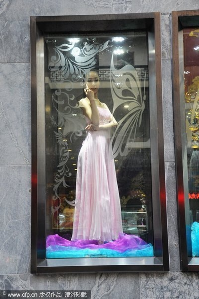 三里屯透明玻璃舱惊现真人模特，日薪 4000 元引大众热议！