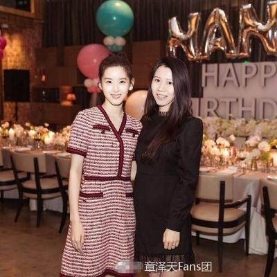 巴黎街头刘强东夫妇,奶茶通话不停 东哥自动跟随 巴黎街头刘强东夫妇,奶茶通话不停 东哥自动跟随