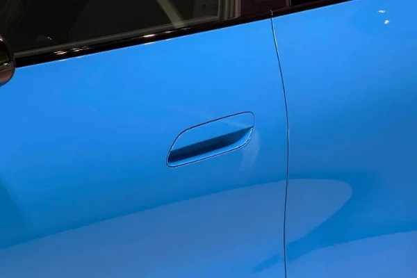 雷军力荐新SU7门把手，21.99万起 100%新国标认证