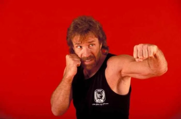 震惊!动作巨星查克·诺里斯离世,他曾有与李小龙对决的传奇经历 震惊!动作巨星查克·诺里斯离世,他曾有与李小龙对决的传奇经历