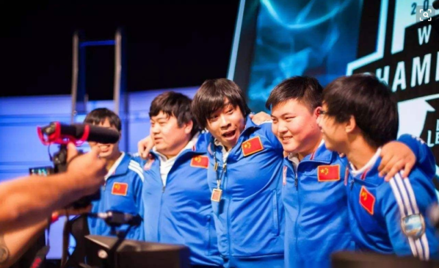 还在找皇族OMG巅峰对决录像？这篇战术拆解帮你秒懂LPL经典恩怨