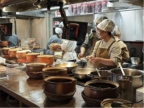 贾国龙亲自卖焖面，人均五六十，排队1小时还多菜品售罄！