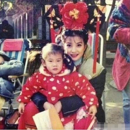 复制粘贴式遗传?赵薇女儿大眼睛神似妈妈背后,星二代外貌相似度全解析 复制粘贴式遗传?赵薇女儿大眼睛神似妈妈背后,星二代外貌相似度全解析