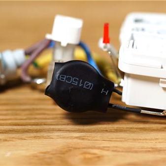 飞机遭雷击瞬间,乘客真实体验与航空防雷黑科技全解析 飞机遭雷击瞬间,乘客真实体验与航空防雷黑科技全解析