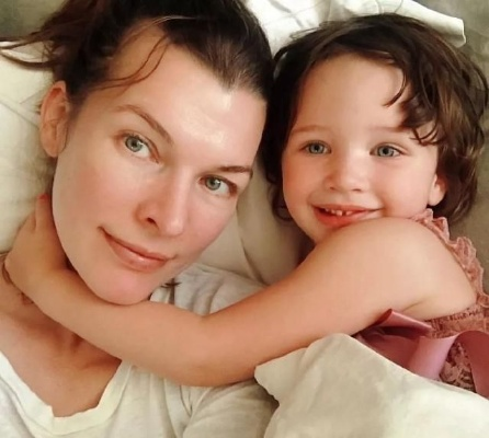 网友惊呼米拉乔沃维奇女儿似年轻爱丽丝，宛如克隆人再现！