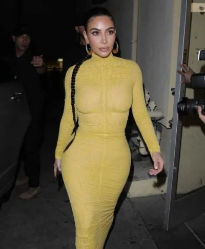 身材太丰满的苦恼!金・卡戴珊穿紧身礼服遭遇的尴尬时刻 身材太丰满的苦恼!金・卡戴珊穿紧身礼服遭遇的尴尬时刻