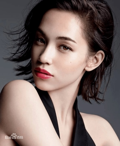 日本名模水原希子拍鞋广告引风波，与男模贴身拥抱惹争议