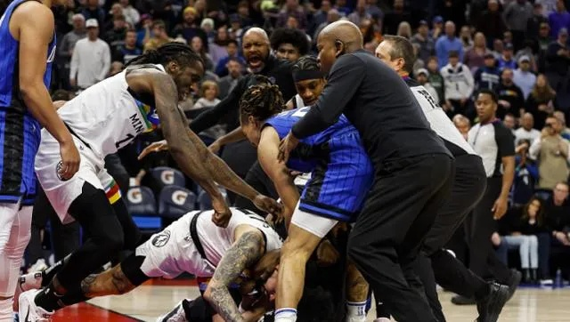 惊!NBA赛场现大规模群殴,4名球员惨遭驱逐出场 惊!NBA赛场现大规模群殴,4名球员惨遭驱逐出场