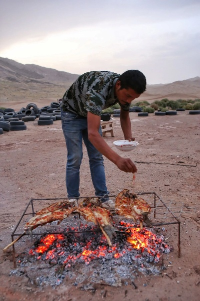 红色沙漠烤肉新招，用剑与太阳实现野外烧烤