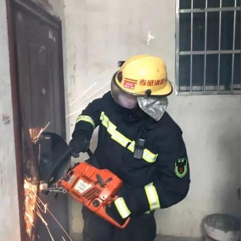 消防员医护领证,结婚证尾号119与120的巧妙呼应 消防员医护领证,结婚证尾号119与120的巧妙呼应