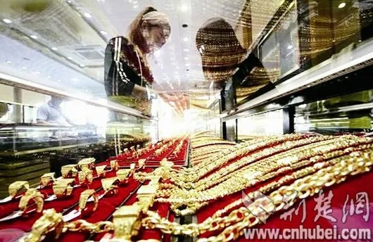 金饰价格跌破1400元 金店老板提醒勿跟风
