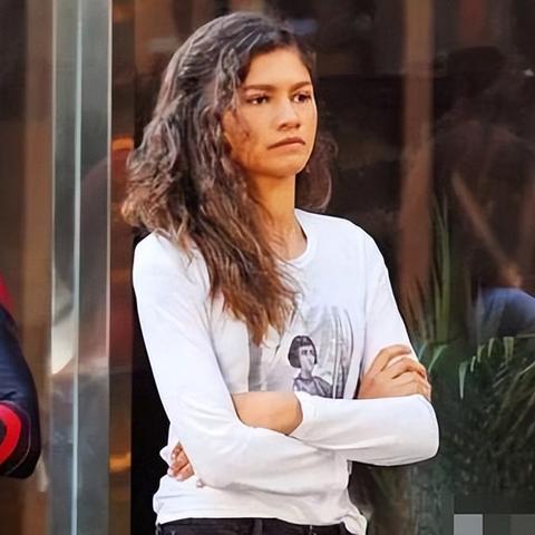 刘亦菲安妮海瑟薇深V搂腰 优雅曲线动态图引热议