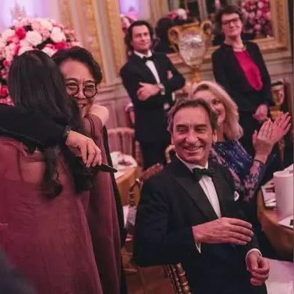 李连杰女儿晒父女合影 称将改造老爸造型