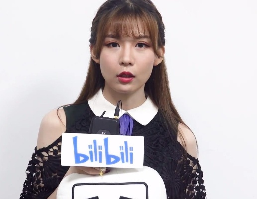 中国美女解说能力震惊观众！台上“一挑五”社区狂赞