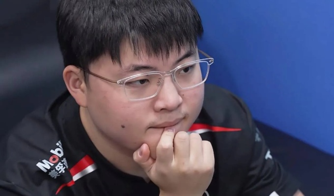 网友怒斥小Uzi罕见，开除国籍！欠T1冠军成焦点