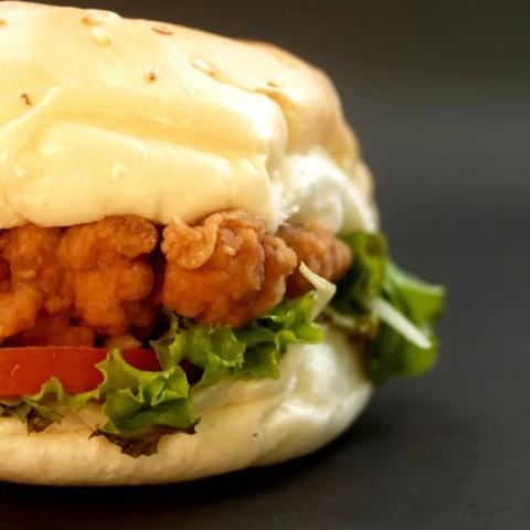 肯德基推出可饮用酸黄瓜充气外套 限量免费赠送