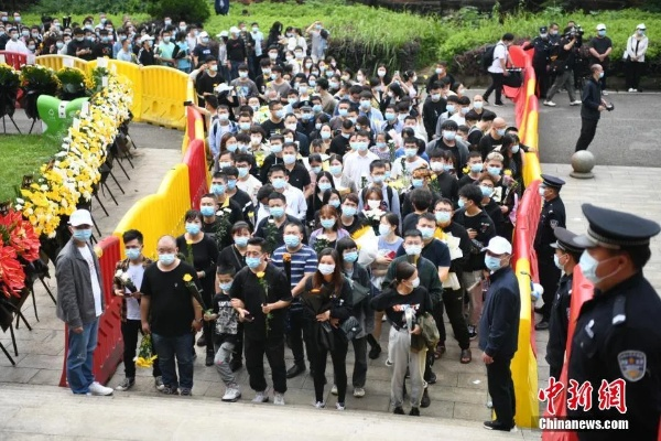 民众清晨排队送别 张雪峰追悼会今日举行