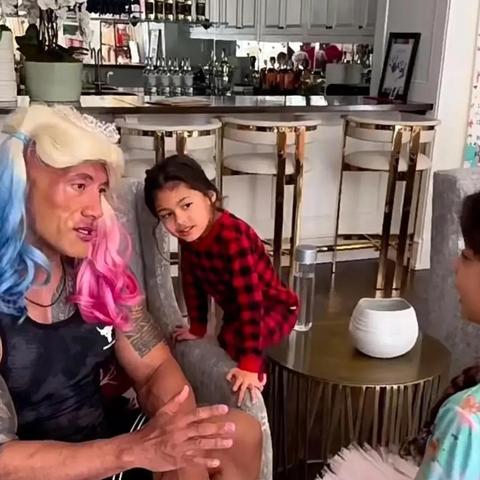 巨石强森戴假发形象违和遭群嘲，玩家热议造型反差