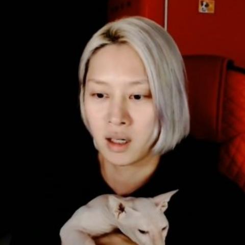 金希澈秒解内衣扣引争议,低俗噱头该被审判吗? 金希澈秒解内衣扣引争议,低俗噱头该被审判吗?