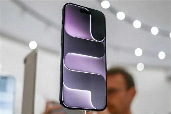 iPhone 18 Pro屏幕盖板曝光 灵动岛确认收窄 告别大药丸设计 iPhone 18 Pro屏幕盖板曝光 灵动岛确认收窄 告别大药丸设计