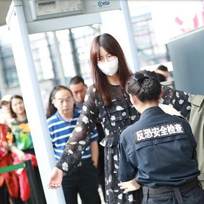 张子萱42岁白裙双马尾造型 陈赫妻子久违亮相状态佳