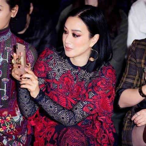 丰盈圆润更显韵味，星光红裙惊艳亮相