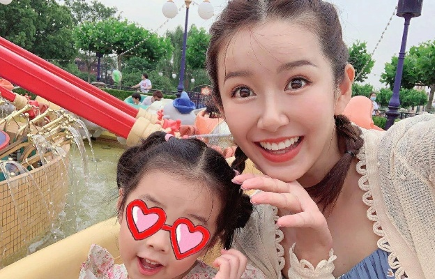 张子萱42岁白裙双马尾亮相 陈赫妻子久违造型引关注