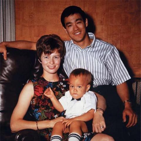 81岁琳达神采奕奕近况，与信徒饮茶畅谈李小龙往事