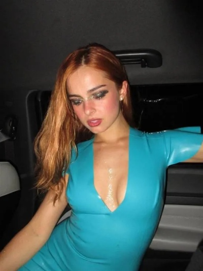 紧身乳胶衣深V造型 美国女网红豪放姿势引热议