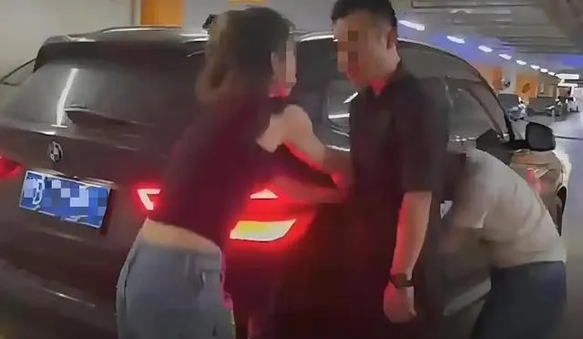 女子疑夫出轨 冒险挂车尾跟踪致丈夫被扣3分