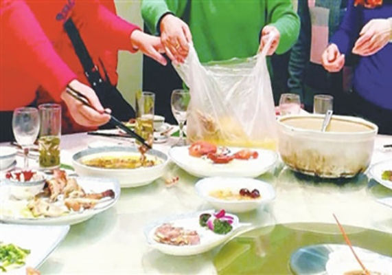 饭店1元售剩菜给骑手 老板称收钱为免尴尬 饭店1元售剩菜给骑手 老板称收钱为免尴尬