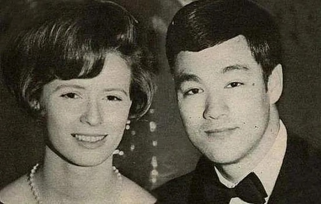 李小龙遗孀琳达近况:81岁神采奕奕 与信徒们饮茶聊天 李小龙遗孀琳达近况:81岁神采奕奕 与信徒们饮茶聊天