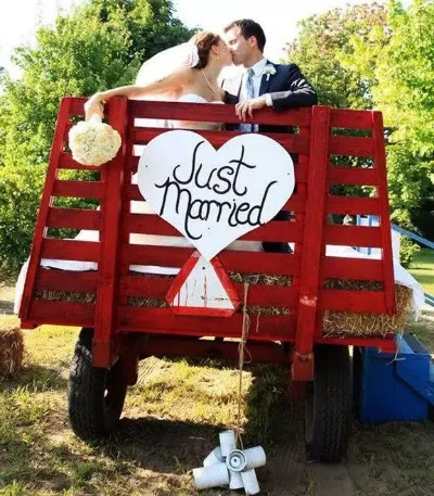 全球第一个！95后小伙结婚 用9辆吸粪车组成婚车队