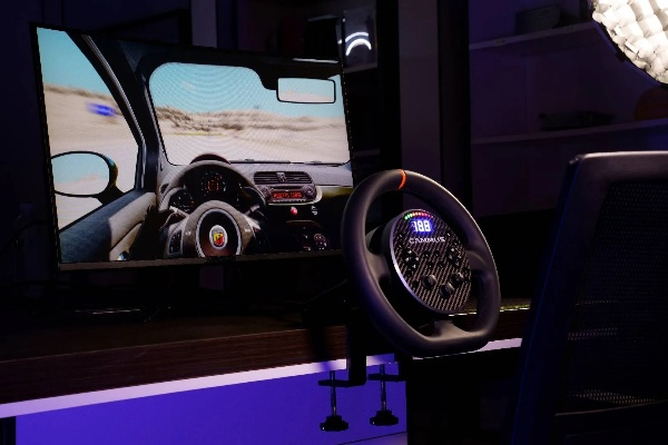 史上最发烧卡车司机！副驾藏了一台价值4万元的RTX 5080高端PC：随时能玩赛车模拟器