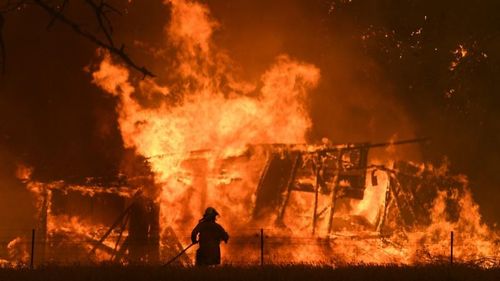 澳大利亚现血红天空：宛如蚀之刻的“末日降临”