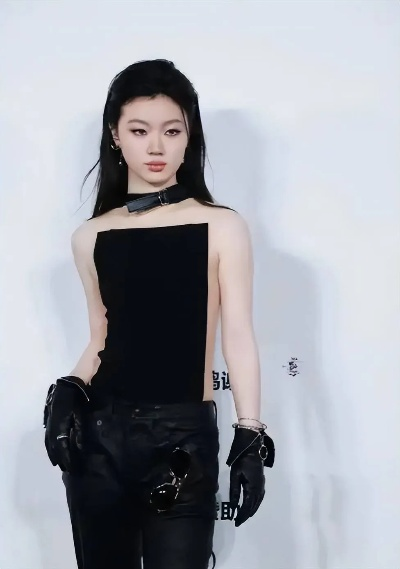 “版权风波”后单依纯露面:炫技的老了得夹着臀唱 “版权风波”后单依纯露面:炫技的老了得夹着臀唱