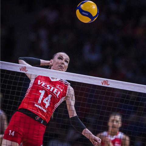 47岁土耳其女星宝刀不老！开通私人订阅1个月赚1.8万