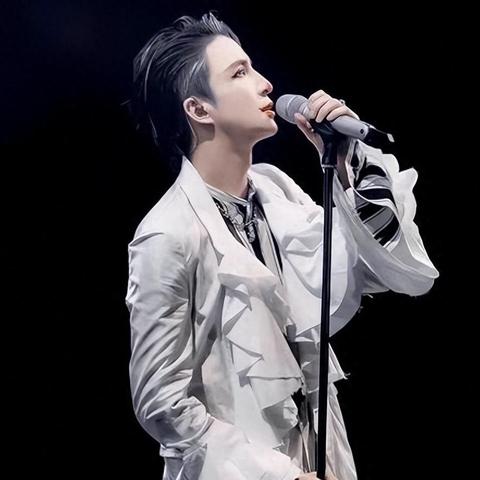 薛之谦演唱会突遭下雨+设备故障,全场退票咋回事? 薛之谦演唱会突遭下雨+设备故障,全场退票咋回事?