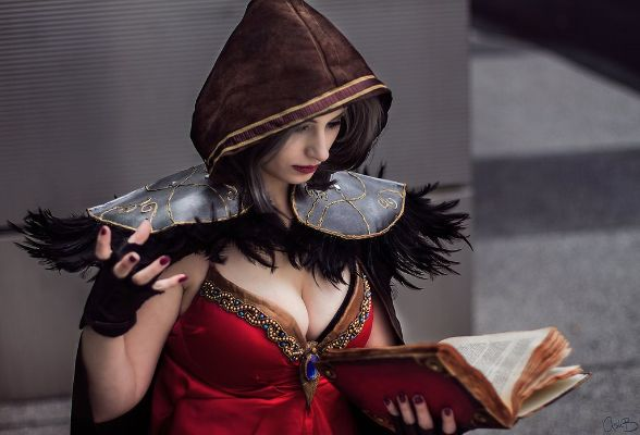 绝美美女主播COS红色沙漠，丰满身材配锁子甲超吸睛！