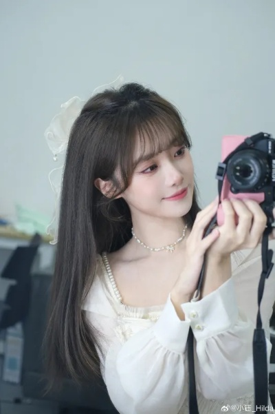 摆脱分手阴霾！LPL女主持小钰春游晒照，心情大好重展笑颜