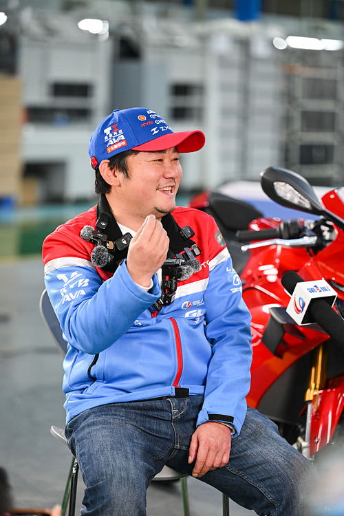 张雪机车夺冠车型提车已排到5月底！直播间人数暴涨