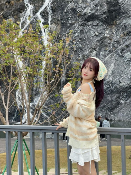 LPL女主持小钰晒春游照：分手阴霾退散 心情大好！