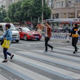 大学校园内现999秒超长红绿灯 网友：等灯时间够给我拍个违停了