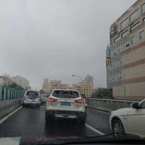 突发!无人出租车集体瘫痪,乘客被困高架遭遇重大事故 突发!无人出租车集体瘫痪,乘客被困高架遭遇重大事故