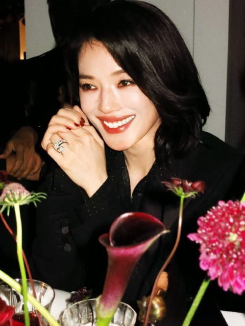 47岁朱莉松弛有光，50岁舒淇却眼神空洞，世纪同框反差惊人！