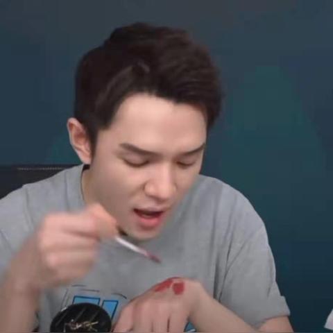 女主播私密照遭勒索，不配合就泄隐私，互动影游被勒索的主播发售