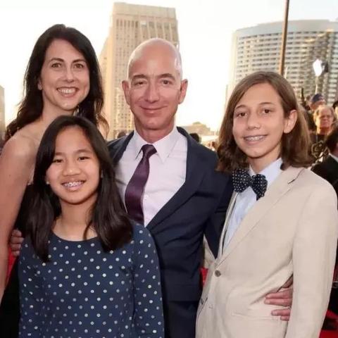 李国庆摔杯子事件深度剖析,如何从商业领袖情绪失控中汲取危机管理智慧? 李国庆摔杯子事件深度剖析,如何从商业领袖情绪失控中汲取危机管理智慧?