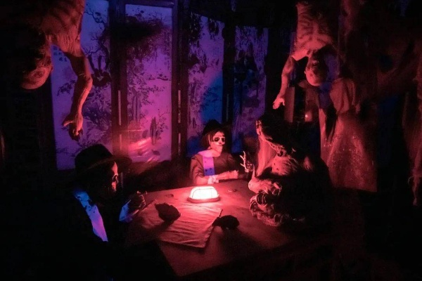 2026沉浸式鬼屋道具终极选购指南，如何用动态恐惧技术让玩家心跳狂飙？